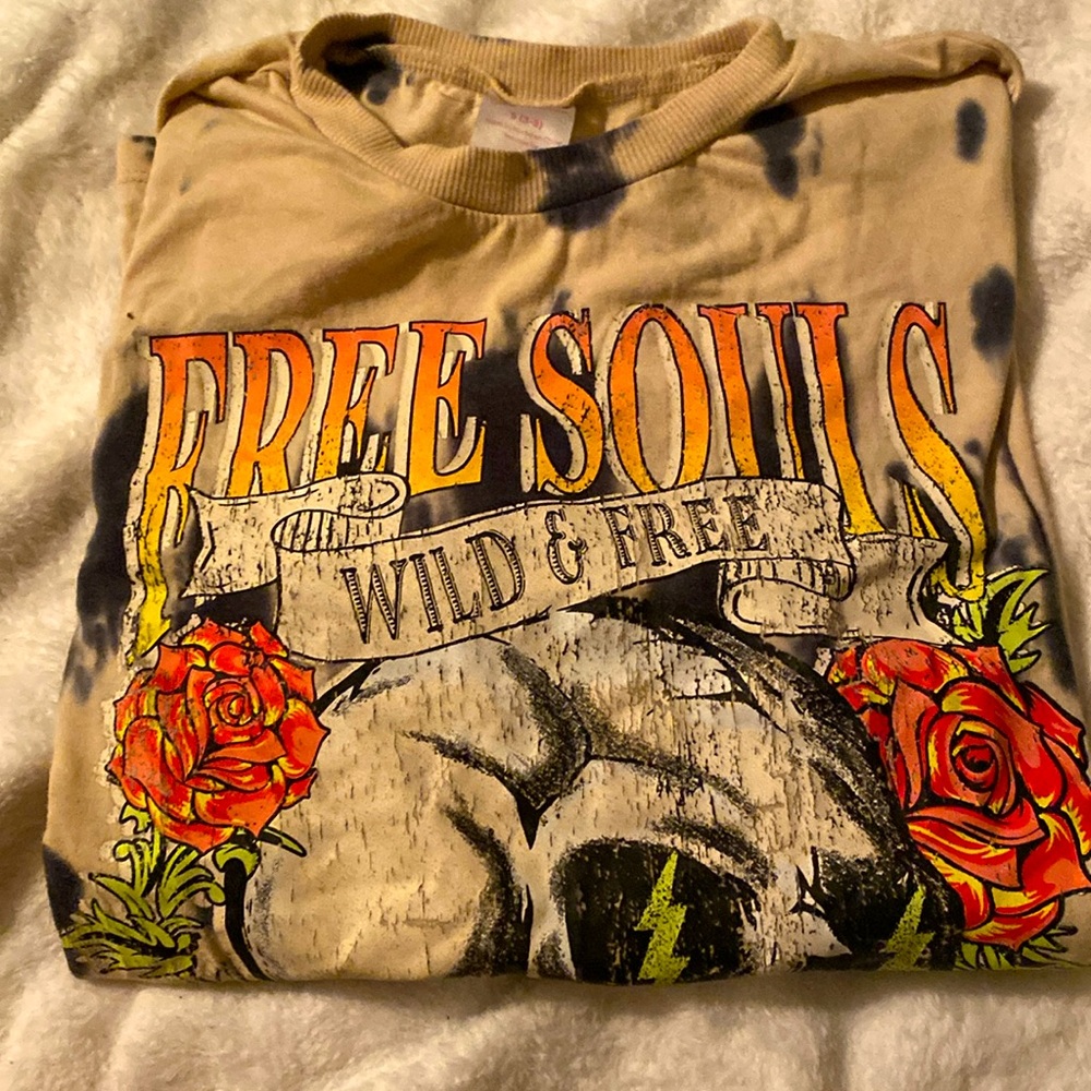 Free shouls T shirt